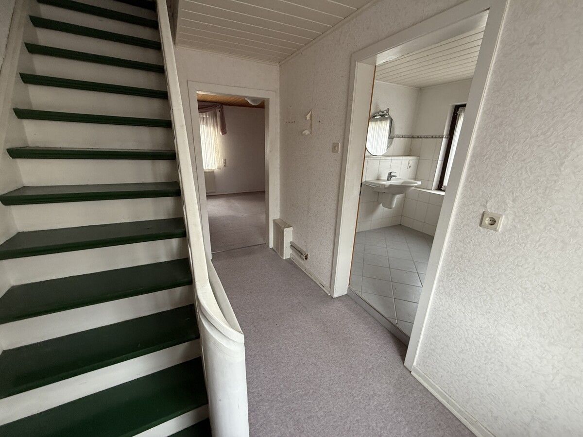 Flur OG + Treppe zum DG