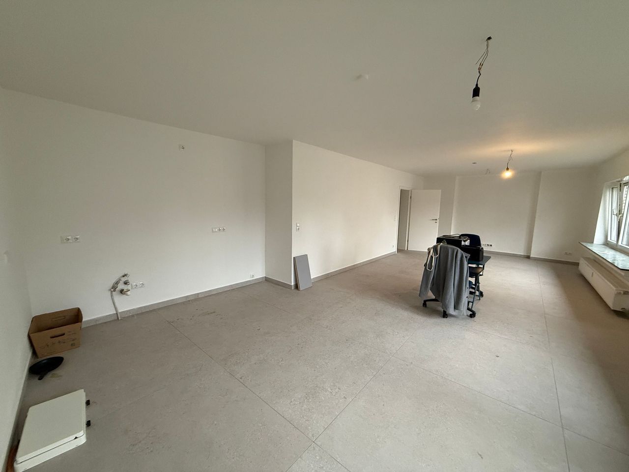 Großes Wohnzimmer mit Küche