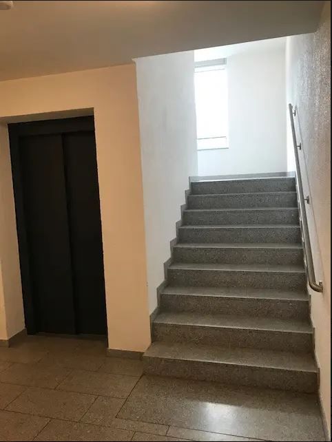 Treppenhaus mit Fahrstuhl