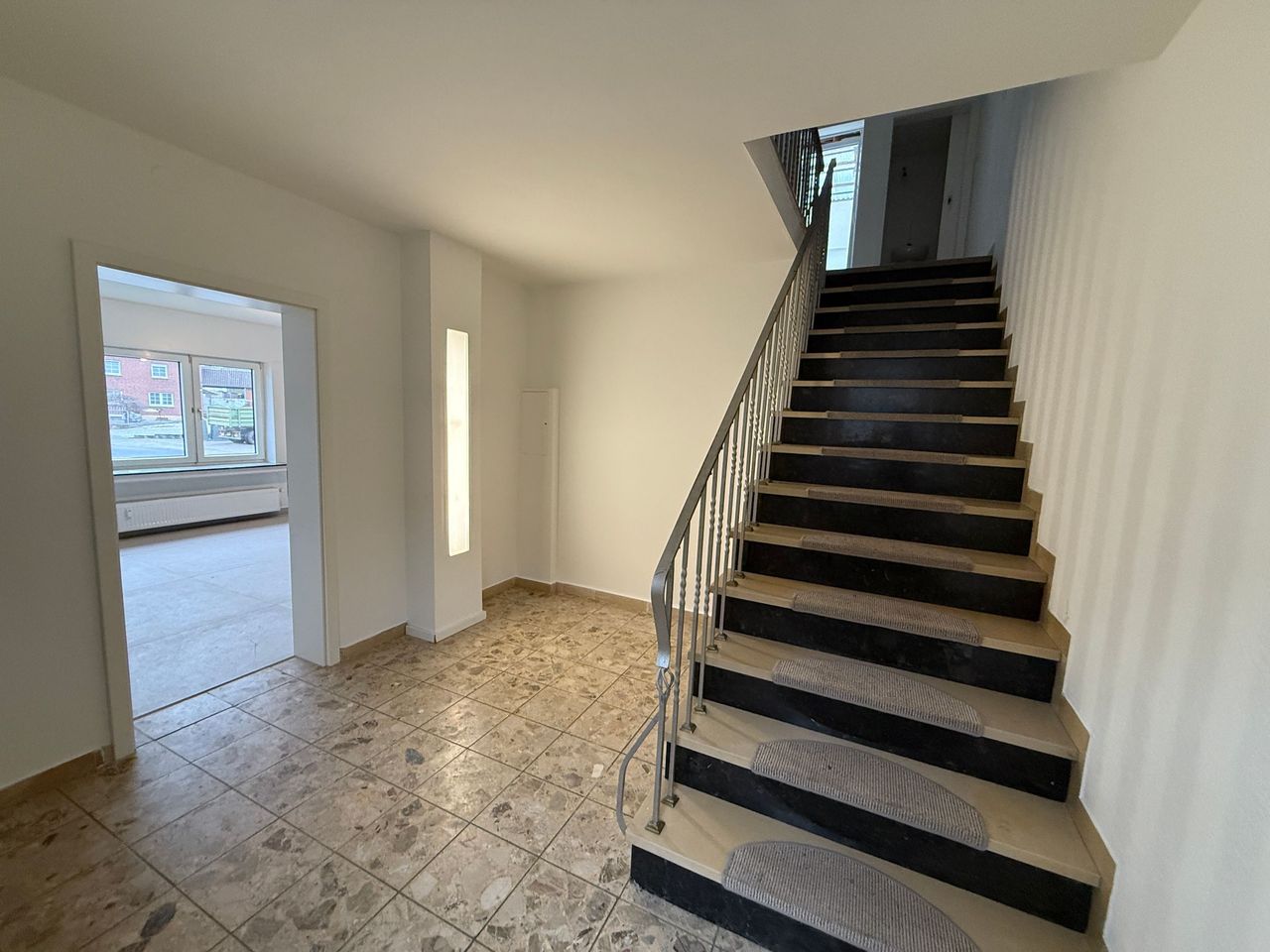 Helle Diele mit Treppe